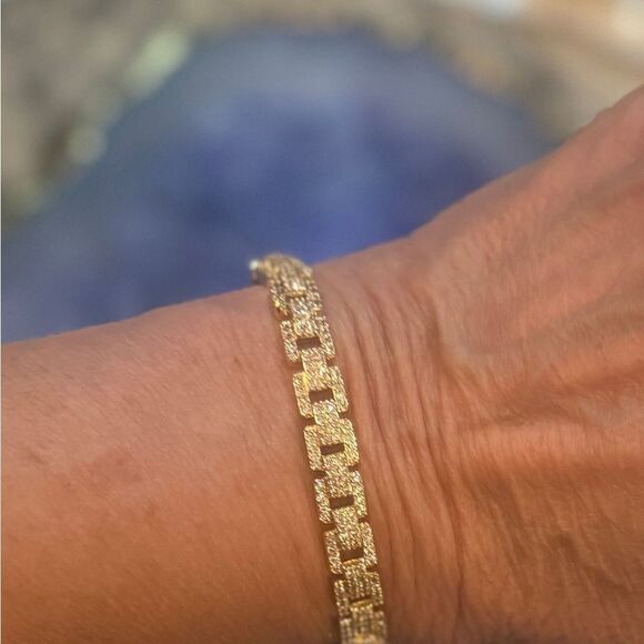 Radiant Gold Bracelet with Intricate Detailing - Picture 2 of 5